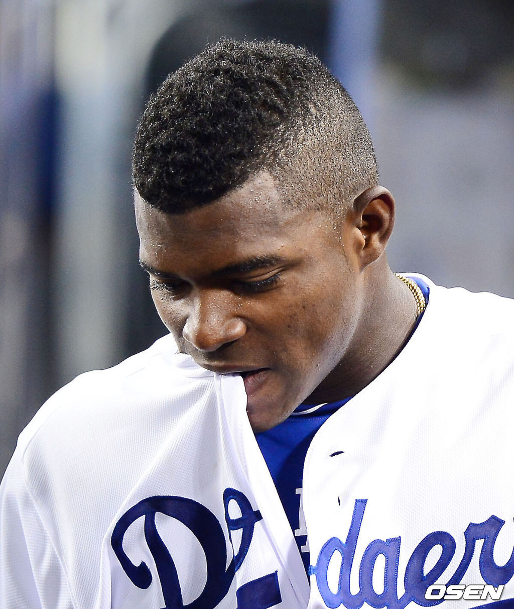 7회말 무사 주자 1,2루 다저스 푸이그가 타석에서 삼진 아웃을 당한 후 덕아웃에서 아쉬워하고 있다. 2013.09.01 /rumi@osen.co.kr