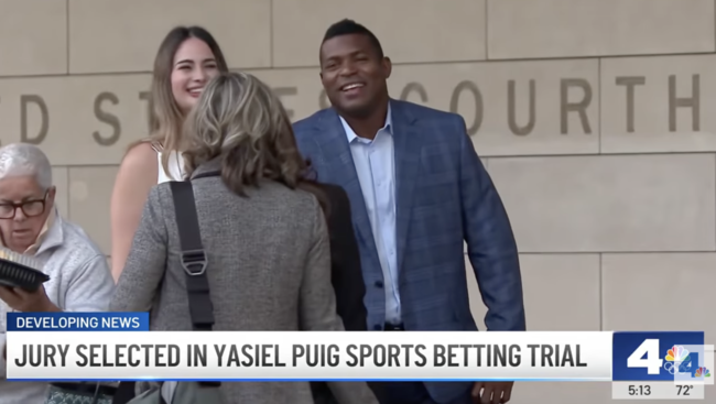 아내와 함께 법정에 나선 야시엘 푸이그가 미소를 짓고 있다. /NBC4 방송 화면