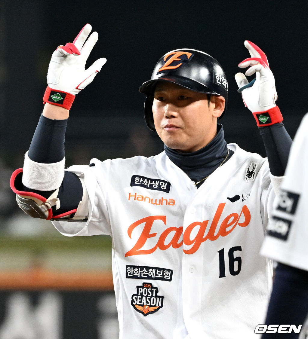 29일 대전 한화생명볼파크에서 2025 신한 SOL Bank KBO리그 포스트시즌 한국시리즈 3차전 한화 이글스와 LG 트윈스의 경기가 열렸다.이날 경기에 한화는 폰세를, LG는 손주영을 선발투수로 내세웠다. 2회말 1사 1루에서 한화 하주석이 좌전 안타를 치고 환호하고 있다. 2025.10.29 /sunday@osen.co.kr
