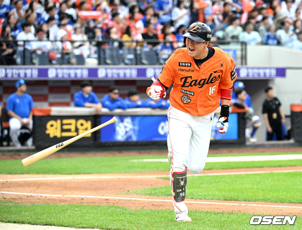 19일 오후 대전 한화생명볼파크에서 2025 신한 SOL Bank KBO리그 포스트시즌 플레이오프 2차전 한화 이글스와 삼성 라이온즈의 경기가 열렸다.한화는 라이언 와이스, 삼성은 최원태를 선발 투수로 내세웠다.2회말 1사에서 한화 하주석이 중전 안타를 치고 환호하고 있다. 2025.10.19 /sunday@osen.co.kr