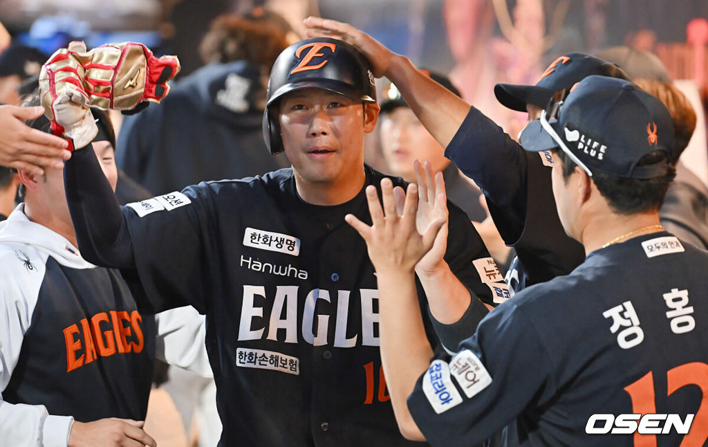 30일 창원NC파크에서 2025 신한 SOL 뱅크 KBO 리그 NC 다이노스와 한화 이글스의 경기가 열렸다. 홈팀 NC는 라일리가, 방문팀 한화는 류현진이 선발 출전했다. 한화 이글스 하주석이 5회초 1사 3루 시환 타석때 NC 다이노스 선발투수 라일리의 폭투로 득점을 올리고 하이파이브를 하고 있다. 2025.05.30 / foto0307@osen.co.kr