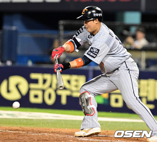 [OSEN=잠실, 지형준 기자] 28일 오후 서울 잠실구장에서 ‘2025 신한 SOL Bank KBO리그’ LG 트윈스와 한화 이글스의 경기가 열렸다.이날 LG는 코엔 윈, 한화는 코디 폰세를 선발투수로 내세웠다.8회초 무사에서 한화 하주석이 기습 번트를 성공시키고 있다. 2025.05.28 /jpnews@osen.co.kr