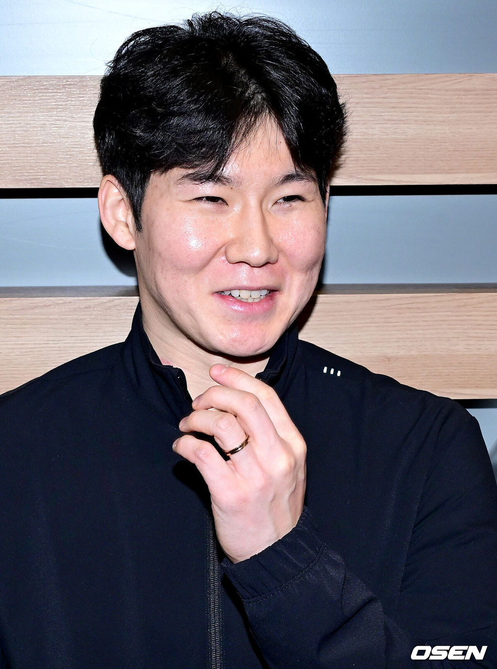 프로야구 NC 다이노스 이호준 감독과 박민우가 2026 시즌을 준비하기 위해 21일 오후 미국으로 출국했다.NC는 오는 3월 7일까지 미국 애리조나주 투손에서 2026 스프링캠프(CAMP2) 담금질에 나선다. 캠프 초반에는 기술 훈련, 후반부에는 청백전을 통해 선수들의 실전 감각과 조직력을 끌어올릴 예정이다.NC 박민우가 출국을 앞두고 취재진과 질의응답 시간을 갖고 있다. 2026.01.21 / dreamer@osen.co.kr