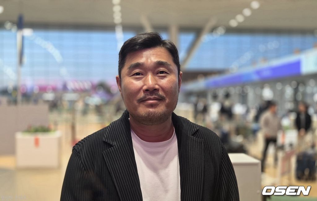 프로야구 NC 다이노스 이호준 감독과 박민우가 21일 미국 애리조나 스프링캠프로 먼저 출국했다. 이호준 감독이 취재진과 인터뷰를 하고 있다. /orange@osen.co.kr