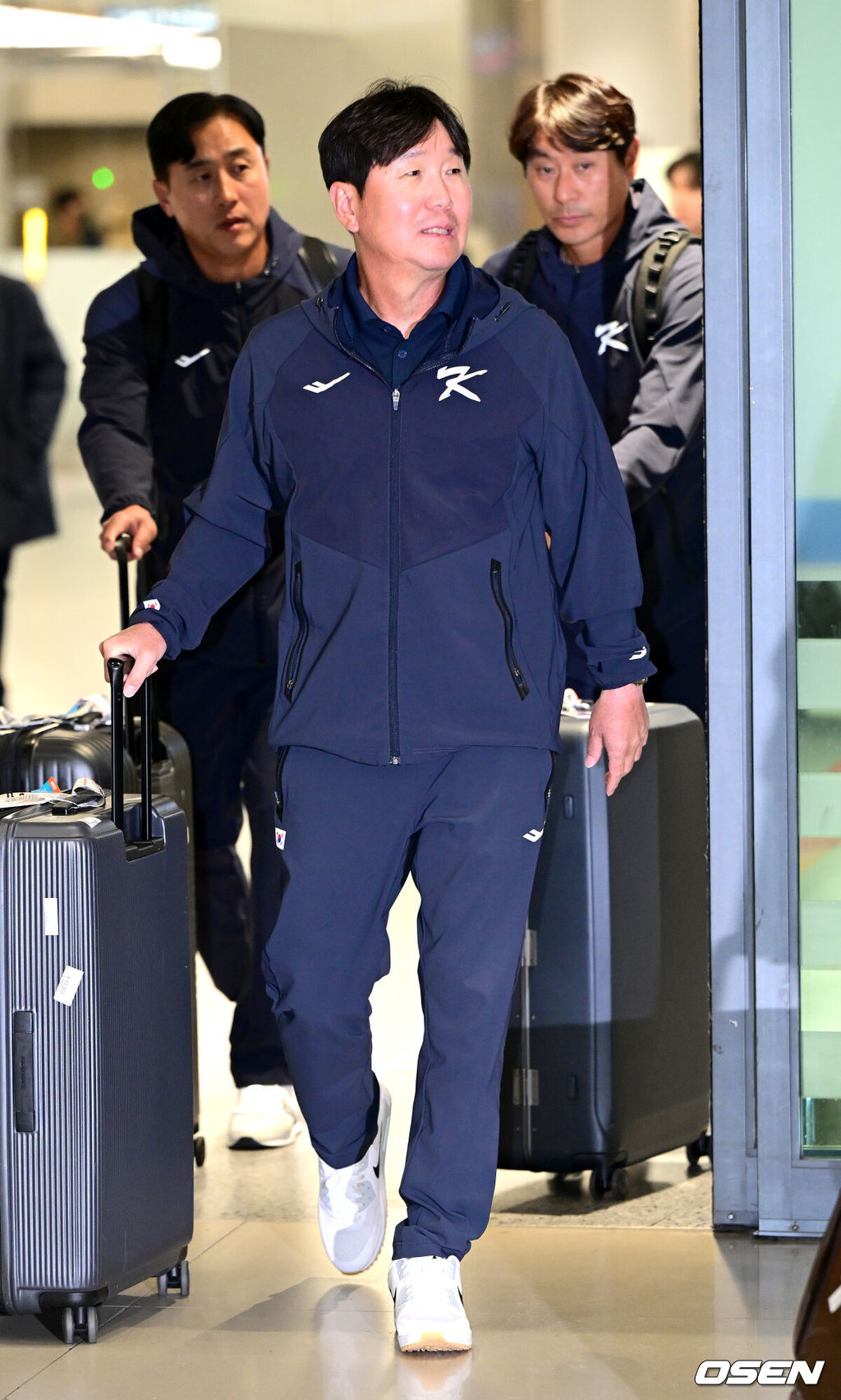 류지현 감독이 이끄는 야구 국가대표팀 선수단 및 코칭스태프가 21일 오후 미국령 사이판에서 열린 1차 전지훈련을 마치고 인천공항을 통해 귀국했다. 2026 WBC(월드베이스볼클래식)를 준비하는 대표팀은 2월 15일 오키나와 캠프에서 다시 소집될 예정이다. 대표팀 류지현 감독과 최원호-강인권 코치가 입국장을 나서고 있다. 2026.01.21 / dreamer@osen.co.kr