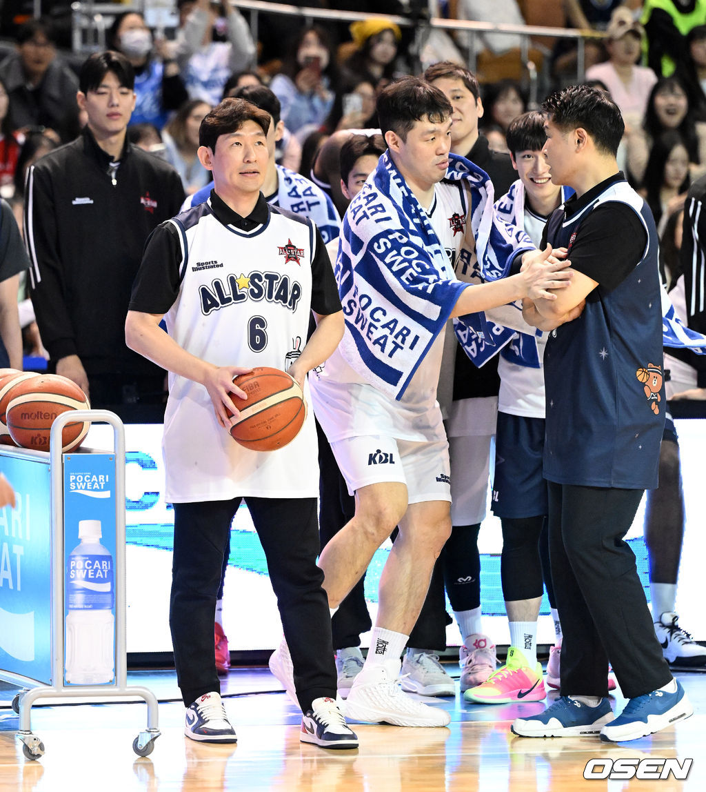 이승현 '감독님 여기서 이러시면 안돼요'