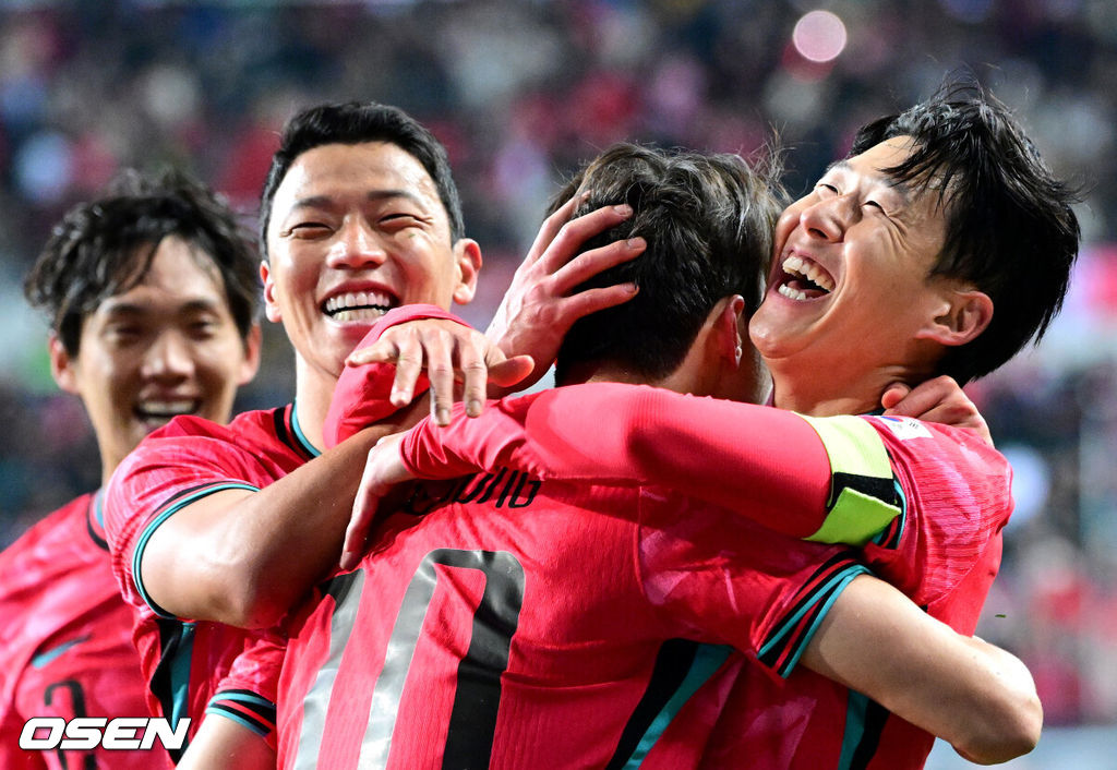 1년 8개월 만에 대표팀으로 돌아온 조규성이 골맛을 봤다. 손흥민도 프리킥 득점으로 한국을 승리로 이끌었다.홍명보 감독이 이끄는 한국축구대표팀(FIFA 랭킹 22위)은 14일 대전월드컵경기장에서 볼리비아(76위)와 11월 A매치 1차전을 치러 2-0으로 승리했다. 후반 한국 손흥민이 프리킥 선제골을 작렬시킨 뒤 동료들과 기뻐하고 있다. 2025.11.14 / dreamer@osen.co.kr