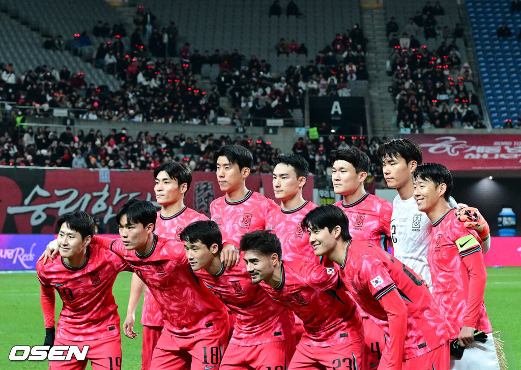 홍명보 감독이 이끄는 대한민국 축구대표팀이 18일 오후 서울월드컵경기장에서 아프리카 강호 가나와 평가전을 가졌다.홍명보호의 2025년의 끝을 장식할 경기다. 내달 2026 국제축구연맹(FIFA) 북중미 월드컵 조 추첨을 앞두고 열리는 마지막 평가전이기도 하다. 현재 한국은 가나전 결과와 상관없이 사실상 월드컵 포트 2가 확정된 상태다. 아프리카 예선을 뚫고 북중미행에 성공한 가나는 FIFA 랭킹 73위다. 22위 한국보다는 51계단 낮다. 하지만 통산 전적에서 4승 3패로 한국보다 우위다. 경기에 앞서 대한민국 베스트 11 선수들이 포즈를 취하고 있다. 2025.11.18 /jpnews@osen.co.kr