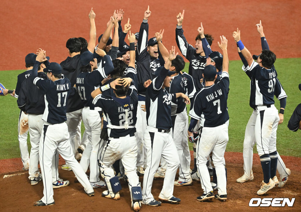류중일 감독이 이끄는 한국 야구 대표팀이 4회 연속 우승을 차지했다. 한국은 7일(이하 한국시간) 중국 저장성 사오싱 야구장에서 열린 2022 항저우 아시안게임 야구 결승전에서 대만을 2-0으로 눌렀다. 이로써 지난 2일 대만과의 B조 예선 2차전 0-4 완패를 설욕하며 금메달을 목에 걸었다. 승리가 확정된 순간 대한민국 선수들이 기쁨을 나누고 있다. 2023.10.07 /ksl0919@osen.co.kr2023.10.07 /ksl0919@osen.co.kr