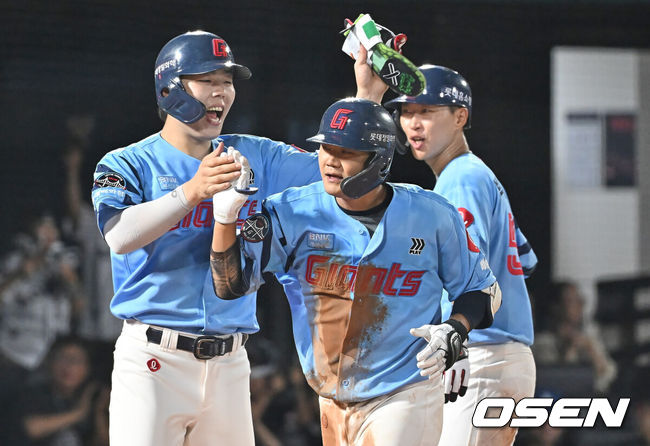 [OSEN=부산, 이석우 기자] 31일 부산 사직야구장에서 2025 신한 SOL 뱅크 KBO 리그 롯데 자이언츠와 NC 다이노스의 경기가 열렸다. 홈팀 롯데는 데이비슨이, 방문팀 NC는 김녹원이 선발 출전했다.롯데 자이언츠 손호영이 3회말 2사 만루 좌월 만루 홈런을 치고 하이파이브를 하고 있다. 2025.07.31 / foto0307@osen.co.kr