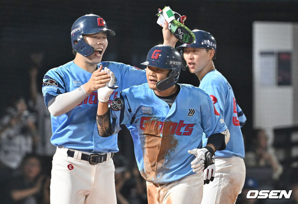 31일 부산 사직야구장에서 2025 신한 SOL 뱅크 KBO 리그 롯데 자이언츠와 NC 다이노스의 경기가 열렸다. 홈팀 롯데는 데이비슨이, 방문팀 NC는 김녹원이 선발 출전했다.롯데 자이언츠 손호영이 3회말 2사 만루 좌월 만루 홈런을 치고 하이파이브를 하고 있다. 2025.07.31 / foto0307@osen.co.kr