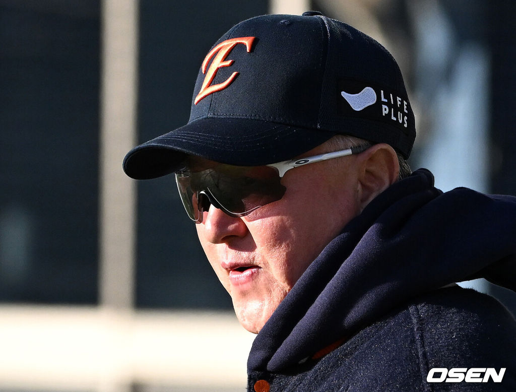 27일 오후 서울 잠실야구장에서 2025 신한 SOL Bank KBO리그 포스트시즌 한국시리즈 1차전 LG 트윈스와 한화 이글스의 경기가 열렸다.LG는 임찬규, 한화는 류현진을 선발 투수로 내세웠다.경기에 앞서 한화 김경문 감독이 훈련 중인 선수들을 바라보고 있다. 2025.10.27 /sunday@osen.co.kr