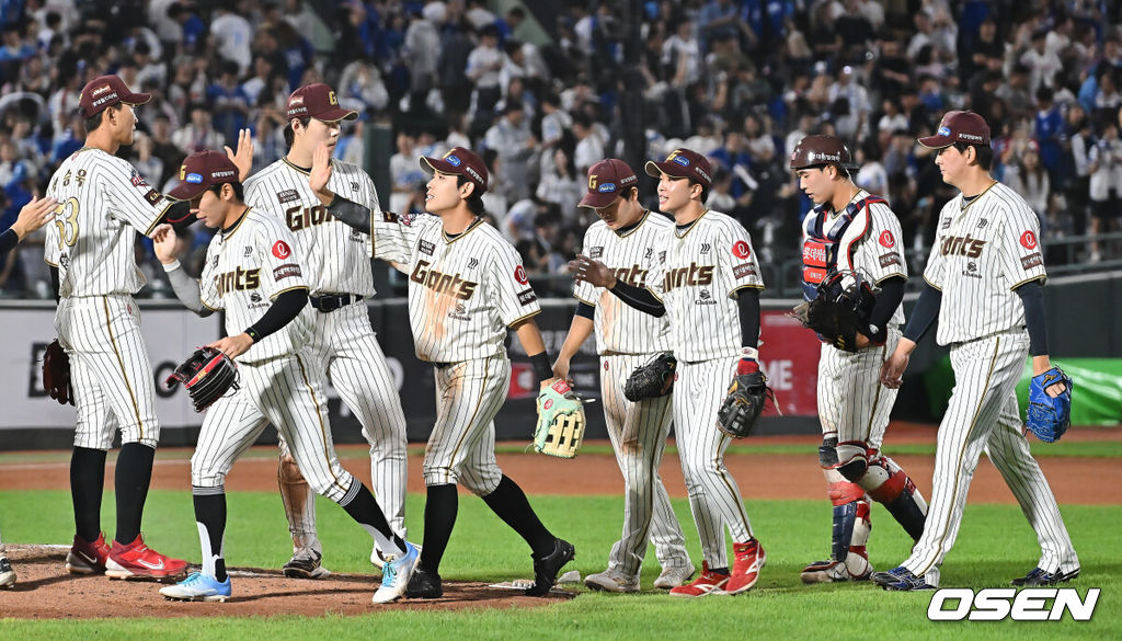 26일 부산 사직야구장에서 2025 신한 SOL 뱅크 KBO 리그 롯데 자이언츠와 삼성 라이온즈의 경기가 열렸다. 홈팀 롯데는 박준우가, 방문팀 삼성은 원태인이 선발 출전했다.롯데 자이언츠 선수들이 삼성 라이온즈에 10-9로 승리하고 기쁨을 나누고 있다. 2025.09.26 / foto0307@osen.co.kr