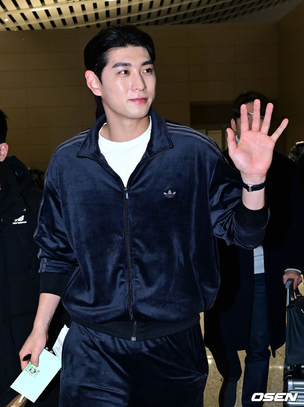 미국 메이저리그 샌프란시스코 자이언츠 이정후가 2026 시즌을 위해 21일 오후 인천공항을 통해 미국으로 출국했다.이정후는 LA에서 개인 훈련을 진행한 뒤 팀 스프링캠프가 열리는 애리조나주 스코츠데일로 이동할 계획이다.이정후가 출국하며 인사를 전하고 있다. 2026.01.21 / dreamer@osen.co.kr