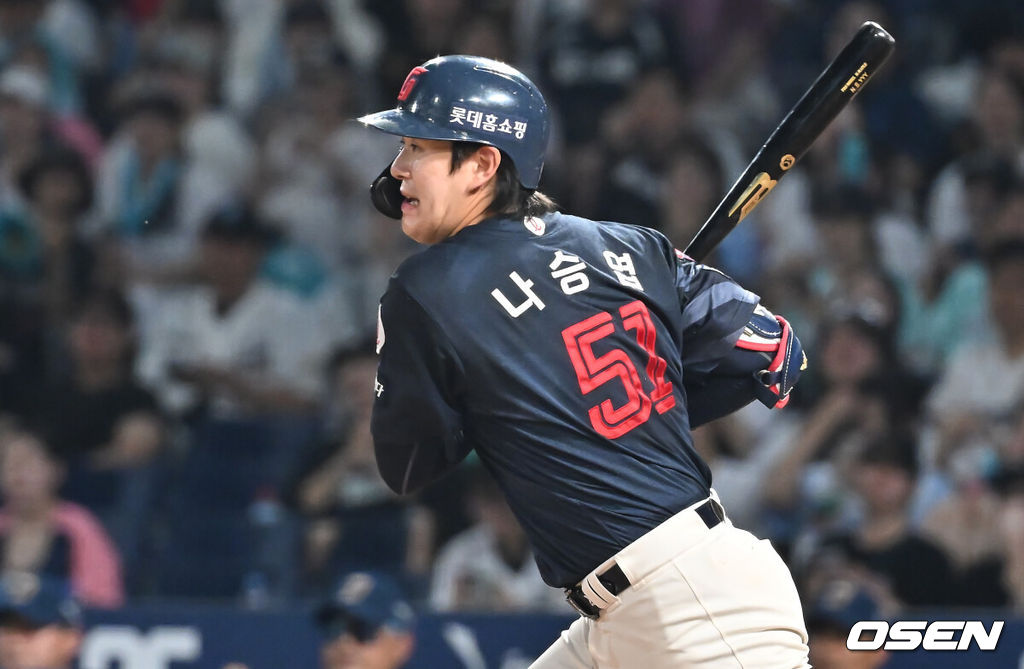 22일 창원NC파크에서 2025 신한 SOL 뱅크 KBO 리그 NC 다이노스와 롯데 자이언츠의 경기가 열렸다. 홈팀 NC는 신민혁이, 방문팀 롯데는 박세웅이 선발 출전했다. 롯데 자이언츠 나승엽이 4회초 1사 2,3루 1타점 내야 안타를 치고 있다. 2025.08.22 / foto0307@osen.co.kr