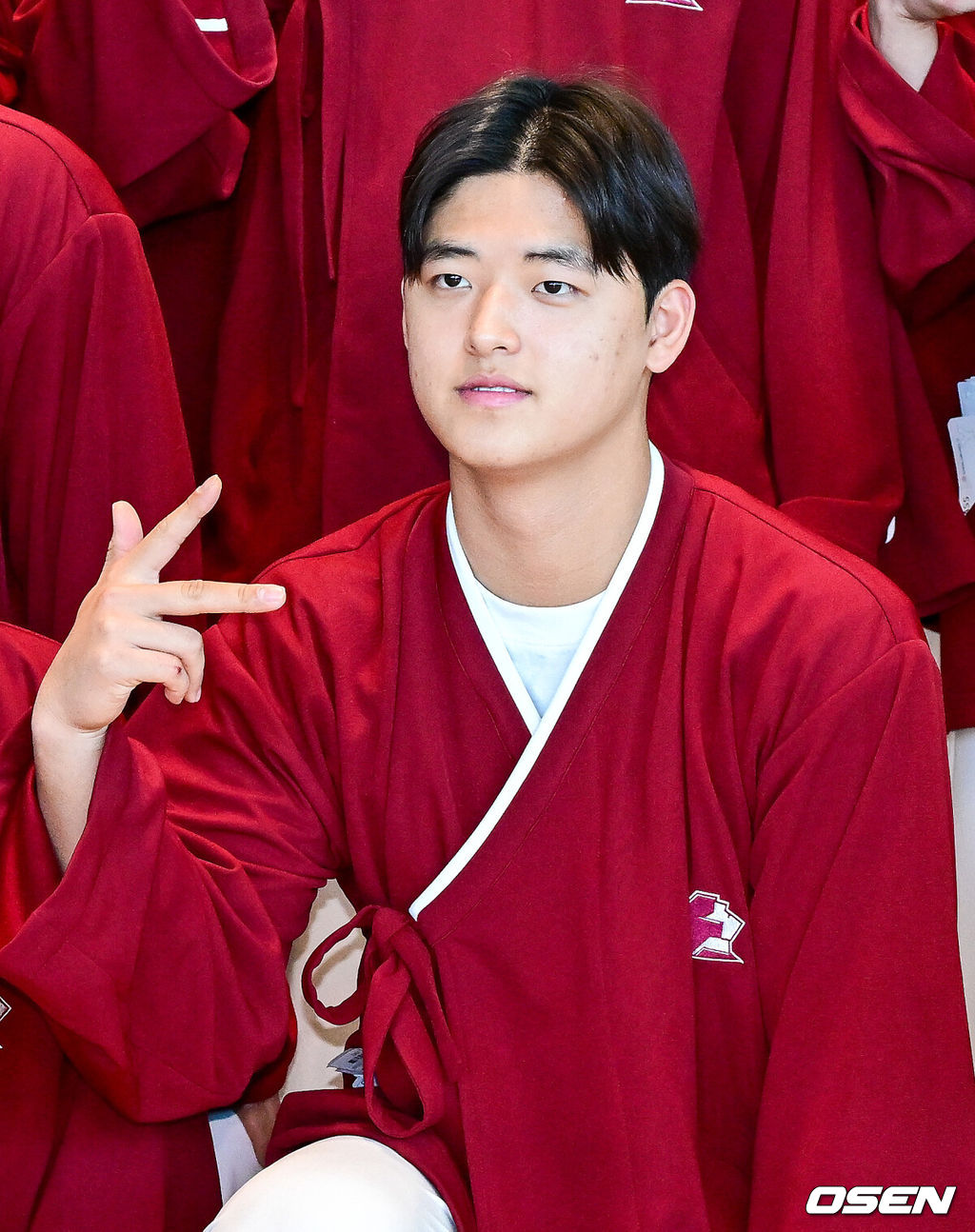 프로야구 키움 히어로즈가 2026 시즌을 준비하기 위해 22일 오전 대만 가오슝으로 출국했다.키움은 22일부터 3월 7일까지 총 45일간 대만 가오슝에서 2026시즌을 위한 스프링캠프에 돌입한다. 이번 캠프에는 설종진 감독을 포함한 코칭스태프 12명과 선수 48명 등 총 60명이 참가한다.키움 박준현을 비롯한 선수들이 출국을 앞두고 포즈를 취하고 있다. 2026.01.22 / dreamer@osen.co.kr