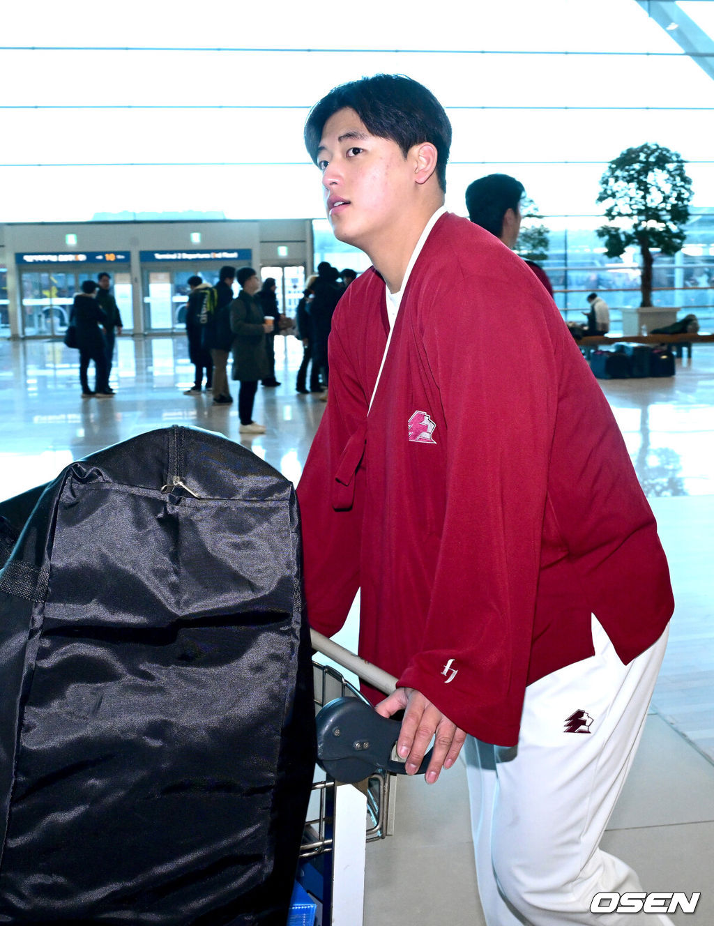 프로야구 키움 히어로즈가 2026 시즌을 준비하기 위해 22일 오전 대만 가오슝으로 출국했다.키움은 22일부터 3월 7일까지 총 45일간 대만 가오슝에서 2026시즌을 위한 스프링캠프에 돌입한다. 이번 캠프에는 설종진 감독을 포함한 코칭스태프 12명과 선수 48명 등 총 60명이 참가한다.키움 박준현이 출국장에 들어서고 있다. 2026.01.22 / dreamer@osen.co.kr