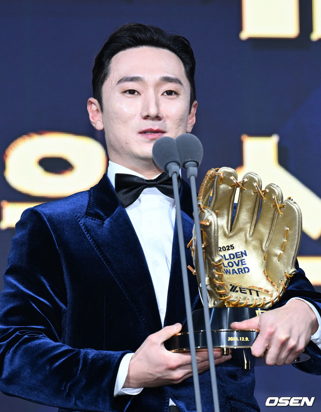 9일 오후 서울 송파구 잠실동 롯데호텔 월드에서 2025 신한은행 SOL 뱅크 KBO 골든글러브 시상식이 열렸다.KBO 골든글러브 시상식은 포지션별 최고의 선수를 가리는 자리로 올 시즌의 대미를 장식하는 자리다. 2루수 부문 수상한 LG 신민재가 소감을 전하고 있다. 2025.12.09 /cej@osen.co.kr