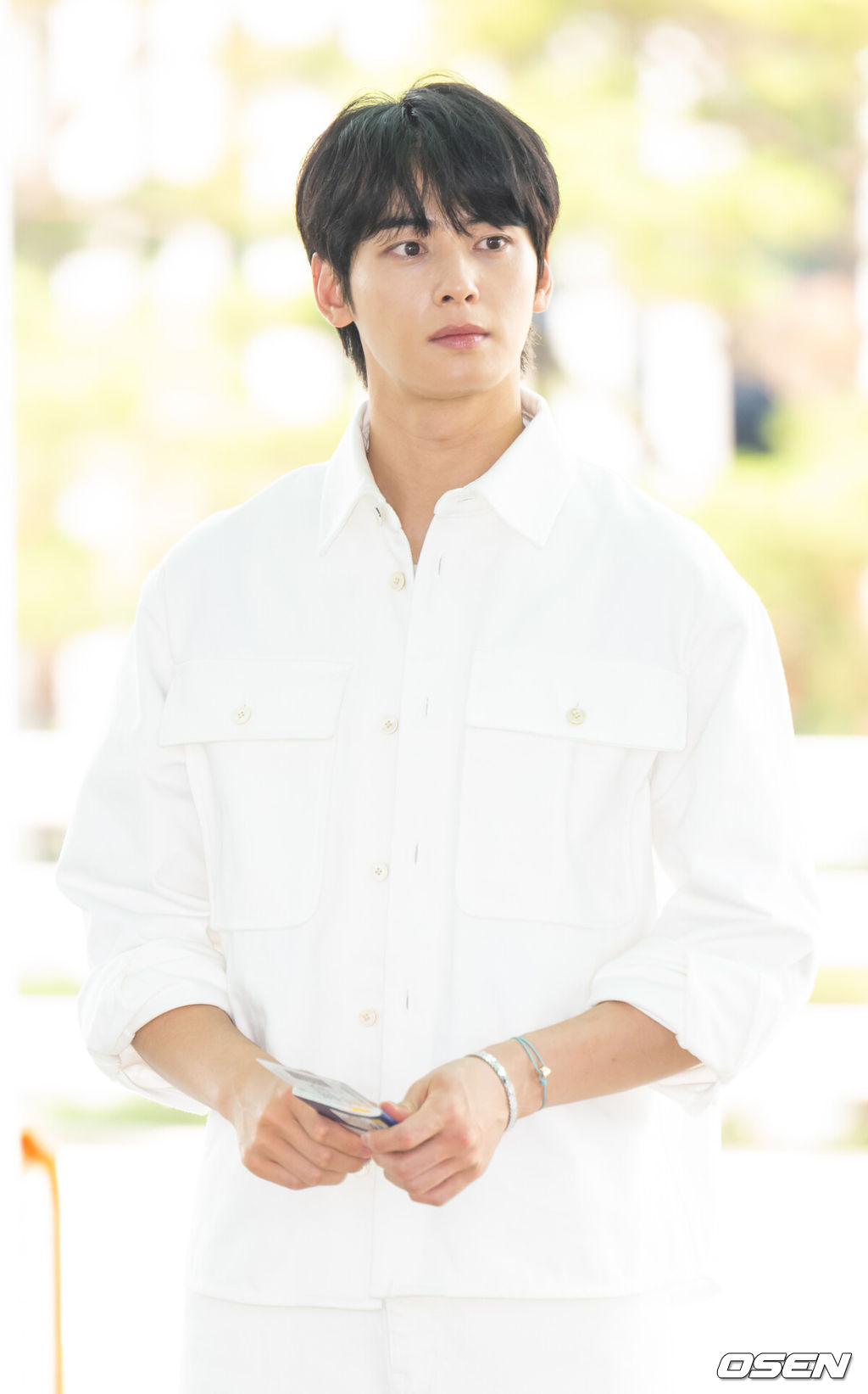 10일 오전 배우 차은우가 패션 행사 참석 차 인천국제공항을 통해 이탈리아 베니스로 출국했다. 배우 차은우가 출국장으로 향하고 있다. 2024.06.10. / ksl0919@osen.co.kr