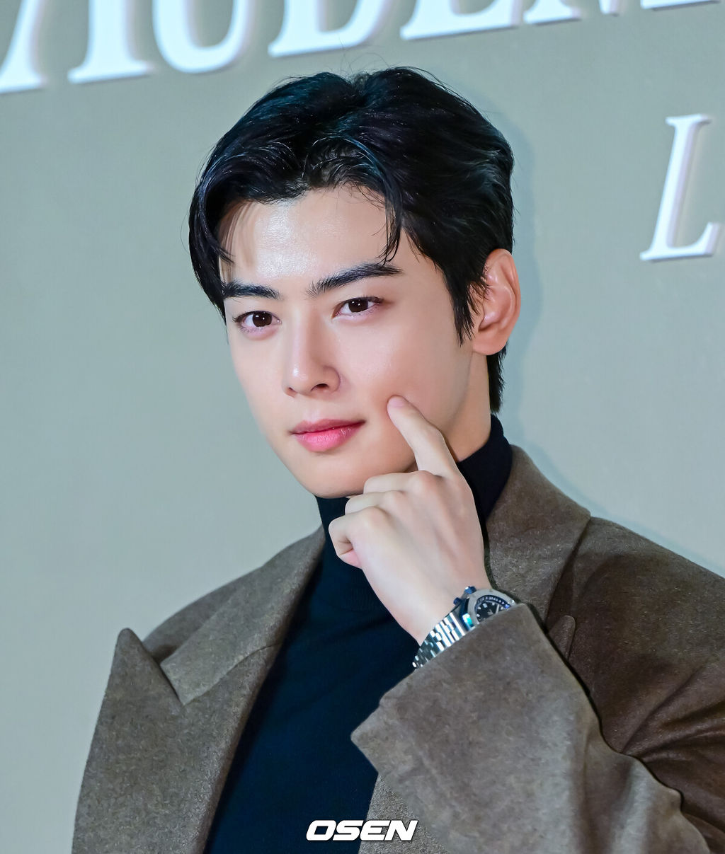 22일 오후 서울 성동구 성수동의 한 매장에서 스위스 고급 시계 제조사 포토행사가 열렸다.이날 방탄소년단 제이홉, 배우 차은우, 박신혜, 지진희, 모델 아이린, 셰프 안성재가 참석했다.배우 차은우가 포토타임을 하고 있다. 2024.11.22 / jpnews@osen.co.kr