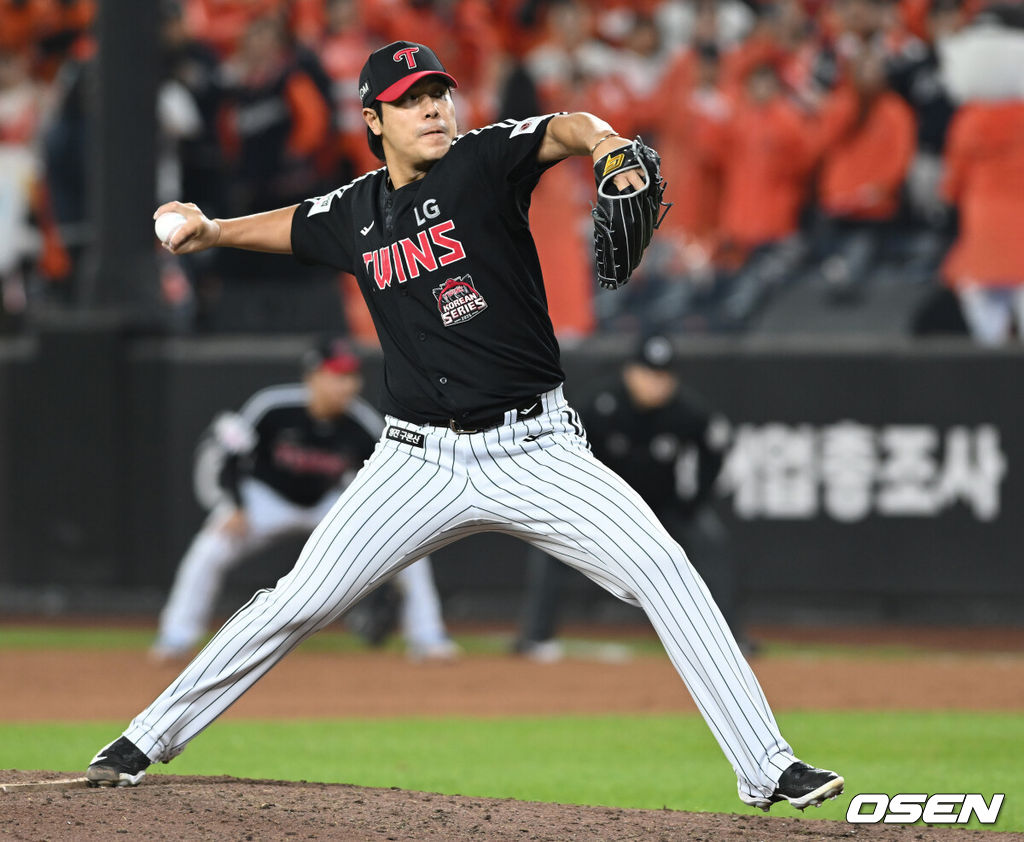 29일 대전 한화생명볼파크에서 2025 신한 SOL Bank KBO리그  한국시리즈 3차전 한화 이글스와 LG 트윈스의 경기가 열렸다.이날 경기에 한화는 폰세를, LG는 손주영을 선발투수로 내세웠다. 김진성이 6회말 마운드에 올라 투구하고 있다. 2025.10.29 /spjj@osen.co.kr