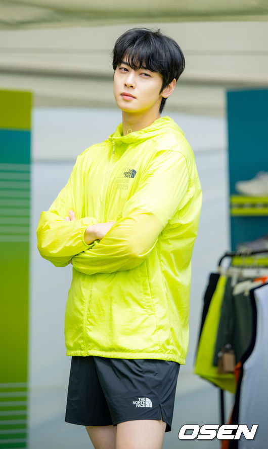 [OSEN=강릉, 민경훈 기자] 가수 겸 배우 차은우와 함께하는 국제 트레일러닝 대회&nbsp;‘TNF&nbsp;100&nbsp;강원' 행사가 17일 강원도 강릉시 초당동 경포호수광장에서 열렸다.이 자리에는 홍보대사인 차은우와 션 및 예능 프로그램 '뛰어야 산다' 출연진과 함께 참석했다.차은우가 포토타임을 갖고 있다. 2025.05.17 / rumi@osen.co.kr