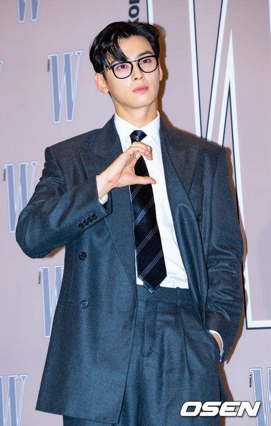 [OSEN=민경훈 기자] 14일 오후 서울 종로구 포시즌스 호텔 서울 그랜드볼룸에서 제19회&nbsp;유방암&nbsp;인식 향상 캠페인 자선 행사 포토월이 진행됐다.유방암 인식 향상 및 기념하기 위해 매년 열리는 이 자선 파티에는 수많은 연예인 셀럽들이 참석해 자리를 빛냈다.가수 겸 배우 차은우가 포토타임을 갖고 있다. 2024.10.14 / rumi@osen.co.kr