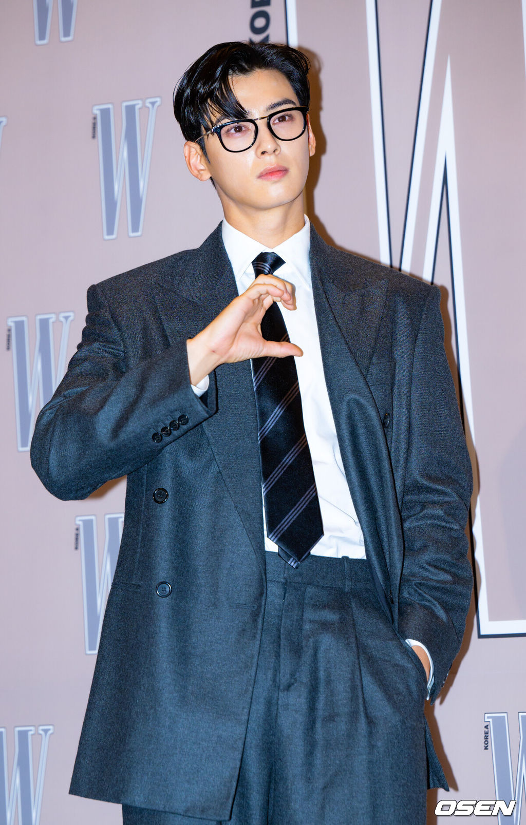 14일 오후 서울 종로구 포시즌스 호텔 서울 그랜드볼룸에서 제19회 유방암 인식 향상 캠페인 자선 행사 포토월이 진행됐다.유방암 인식 향상 및 기념하기 위해 매년 열리는 이 자선 파티에는 수많은 연예인 셀럽들이 참석해 자리를 빛냈다.가수 겸 배우 차은우가 포토타임을 갖고 있다. 2024.10.14 / rumi@osen.co.kr