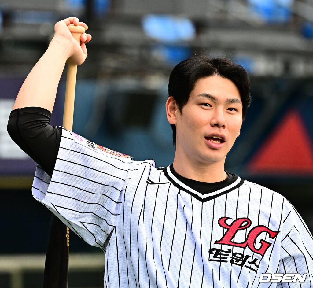 20일 서울 잠실구장에서 ‘2025 신한 SOL Bank KBO리그’ LG 트윈스와 삼성 라이온즈의 경기가 열렸다.LG는 외국인 투수 톨허스트를, 삼성은 원태인을 선발투수로 내세웠다.경기에 앞서 LG 홍창기가 훈련을 하며 미소짓고 있다. 2025.09.20 /jpnews@osen.co.kr