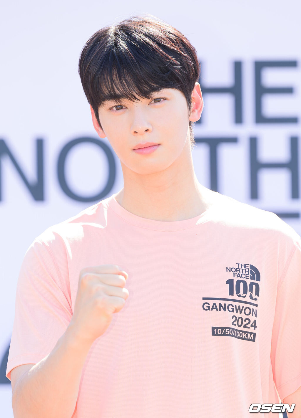 가수 겸 배우 차은우가 18일 오후 강원도 경포호수광장에서 열린 ’2024 TNF 100 강원’ 행사에 참석했다.차은우는 오는 6월 29, 30일 일본 K-아레나 요코하마, 7월 6일 서울 송파구 올림픽공원 SK핸드볼경기장에서 각각 팬콘서트 투어 ‘Mystery Elevator’ 앙코르 공연을 앞두고 있다.차은우가 포즈를 취하고 있다. 2024.05.18 /sunday@osen.co.kr