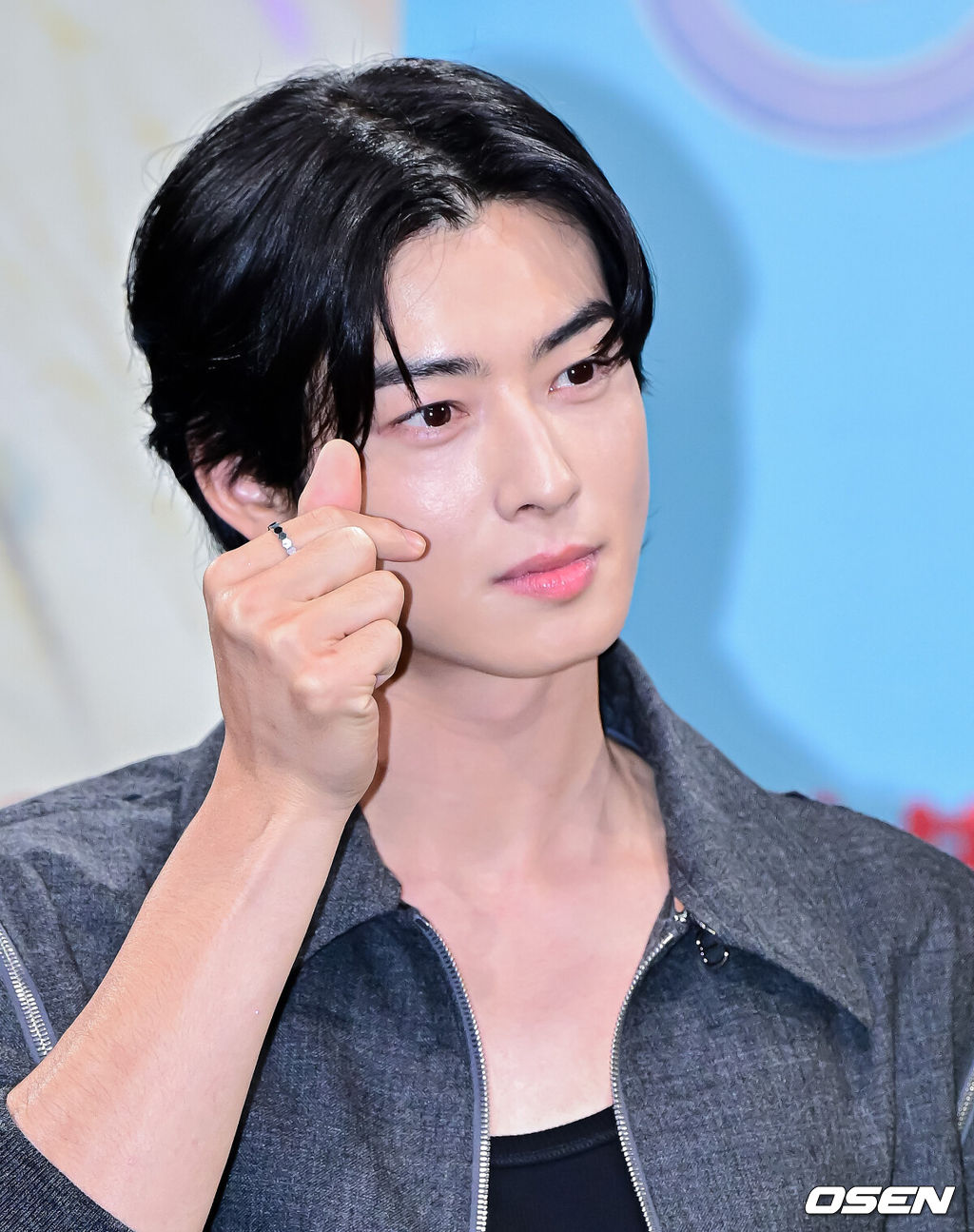 11일 오후 서울 상암동 MBC에서 새 수요드라마 ‘오늘도 사랑스럽개’ 제작발표회가 열렸다.‘오늘도 사랑스럽개’는 동명의 네이버웹툰 ‘오늘도 사랑스럽개’(작가 이혜)가 원작으로 키스를 하면 개로 변하는 저주에 걸린 여자와 그 저주를 풀 수 있는 유일한 치트키지만 개를 무서워하는 남자의 댕며드는 예측불허 판타지 로맨스 드라마다. 특히 원작과 완벽한 싱크로율을 자랑하는 배우 차은우, 박규영, 이현우 등의 케미가 방송 전부터 큰 이슈를 몰고 있다.배우 차은우가 포토타임을 하고 있다. 2023.10.11 /jpnews@osen.co.kr