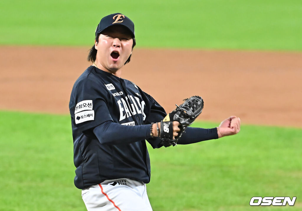 22일 대구 삼성라이온즈파크에서 2025 신한 SOL뱅크 KBO 플레이오프 삼성 라이온즈와 한화 이글스의 4차전 경기가 열렸다. 홈팀 삼성은 원태인이, 방문팀 한화는 정우주가 선발 투수로 출전했다.한화 이글스 김범수가 4회말 2사 2루 삼성 라이온즈 박병호를 포수 스트라이크 낫 아웃(포수 태그아웃)으로 잡고 기뻐하고 있다. 2025.10.22 / foto0307@osen.co.kr