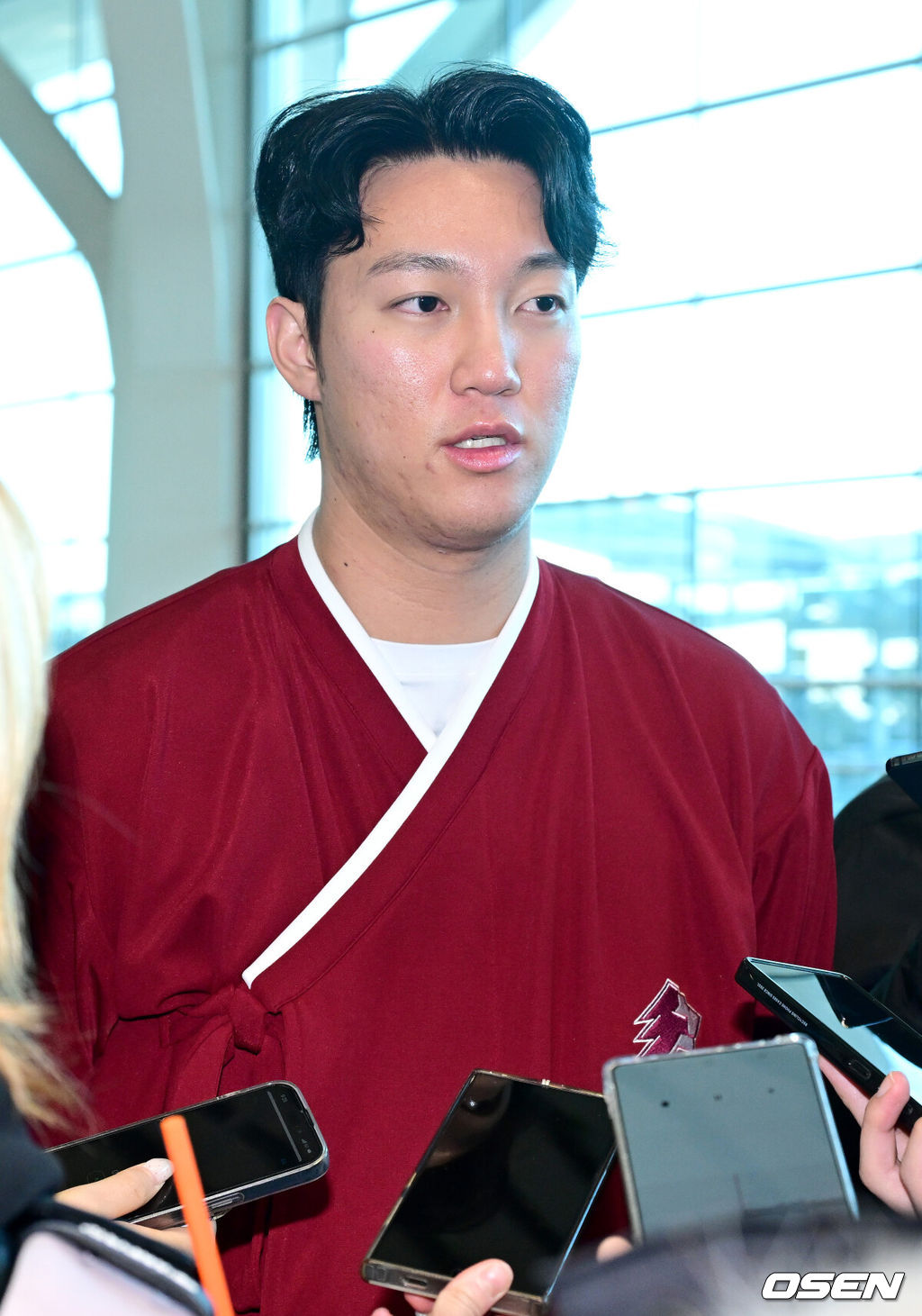 프로야구 키움 히어로즈가 2026 시즌을 준비하기 위해 22일 오전 대만 가오슝으로 출국했다.키움은 22일부터 3월 7일까지 총 45일간 대만 가오슝에서 2026시즌을 위한 스프링캠프에 돌입한다. 이번 캠프에는 설종진 감독을 포함한 코칭스태프 12명과 선수 48명 등 총 60명이 참가한다.키움 안우진이 출국을 앞두고 취재진과 질의응답 시간을 갖고 있다. 2026.01.22 / dreamer@osen.co.kr