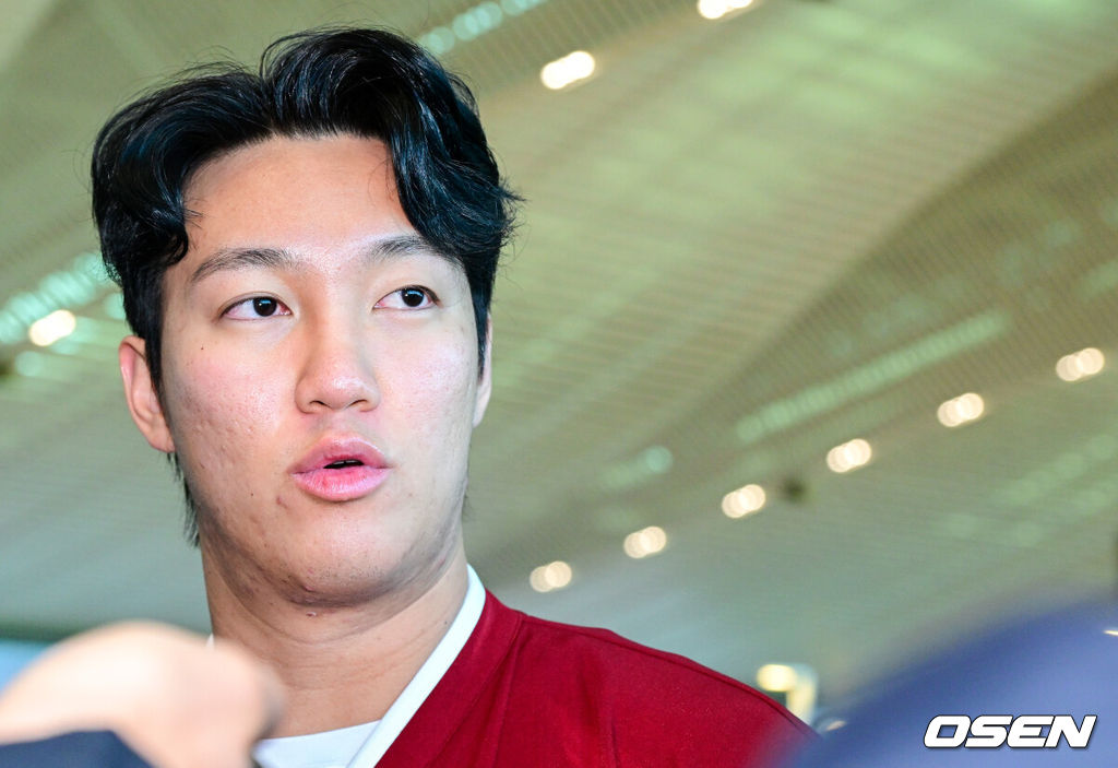 프로야구 키움 히어로즈가 2026 시즌을 준비하기 위해 22일 오전 대만 가오슝으로 출국했다.키움은 22일부터 3월 7일까지 총 45일간 대만 가오슝에서 2026시즌을 위한 스프링캠프에 돌입한다. 이번 캠프에는 설종진 감독을 포함한 코칭스태프 12명과 선수 48명 등 총 60명이 참가한다.키움 안우진이 출국을 앞두고 취재진과 질의응답 시간을 갖고 있다. 2026.01.22 / dreamer@osen.co.kr