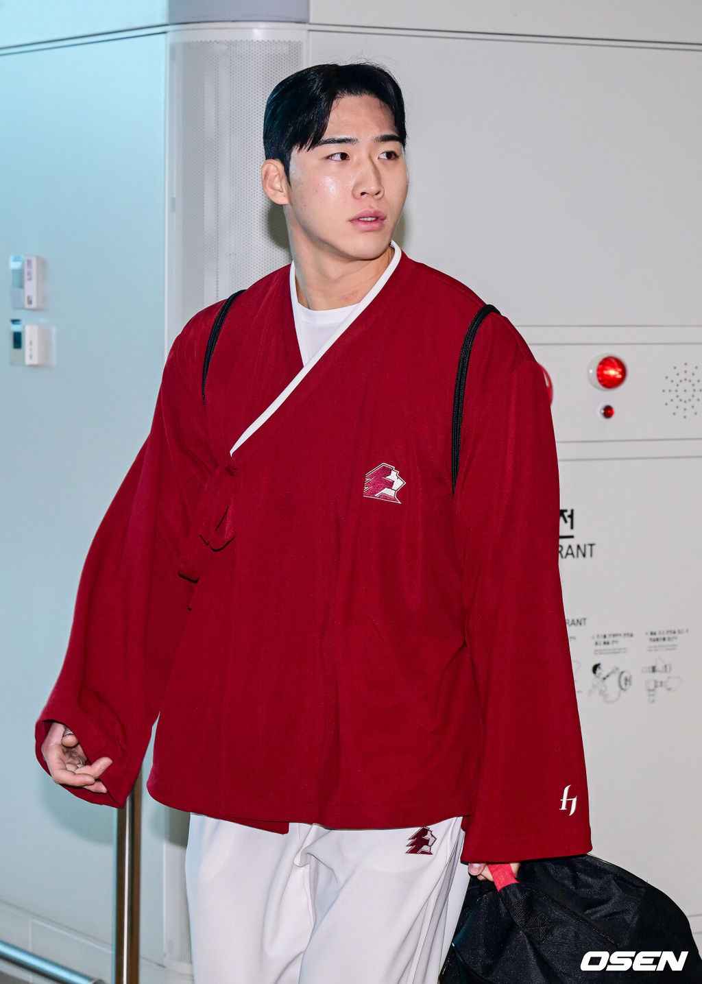 프로야구 키움 히어로즈가 2026 시즌을 준비하기 위해 22일 오전 대만 가오슝으로 출국했다.키움은 22일부터 3월 7일까지 총 45일간 대만 가오슝에서 2026시즌을 위한 스프링캠프에 돌입한다. 이번 캠프에는 설종진 감독을 포함한 코칭스태프 12명과 선수 48명 등 총 60명이 참가한다.키움 이주형를 비롯한 선수단이 출국장에 들어서고 있다. 2026.01.22 / dreamer@osen.co.kr