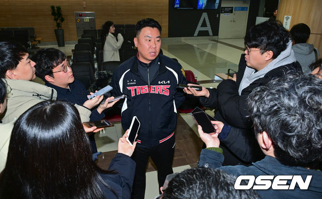 [OSEN=김포공항, 박준형 기자] 2026시즌 스프링캠프 나서는 KIA 코칭스태프와 외국인 선수들이 22일 김포국제공항을 통해 일본 아마미오시마로 출국했다. 지난해 미국 캘리포니아 어바인에서 훈련했던&nbsp;KIA는 일본 가고시마현의 외딴섬인 아마미오시마로 1차 훈련지로 정했다. 심재학 KIA 단장은 “미국에서 훈련해서 원하던 결과를 얻지 못했다”면서 “시차 등을 고려해도 일본이 낫다고 평가했다. 현지 실사를 했을 때 훈련에만 집중하기 딱 좋은 환경이었다”고 밝혔다.&nbsp;KIA 이범호 감독이 인터뷰를 하고 있다.      2026.01.22 / soul1014@osen.co.kr