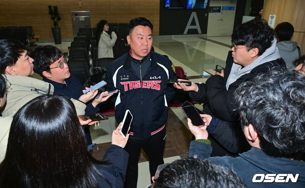 2026시즌 스프링캠프 나서는 KIA 코칭스태프와 외국인 선수들이 22일 김포국제공항을 통해 일본 아마미오시마로 출국했다. 지난해 미국 캘리포니아 어바인에서 훈련했던 KIA는 일본 가고시마현의 외딴섬인 아마미오시마로 1차 훈련지로 정했다. 심재학 KIA 단장은 “미국에서 훈련해서 원하던 결과를 얻지 못했다”면서 “시차 등을 고려해도 일본이 낫다고 평가했다. 현지 실사를 했을 때 훈련에만 집중하기 딱 좋은 환경이었다”고 밝혔다. KIA 이범호 감독이 인터뷰를 하고 있다.      2026.01.22 / soul1014@osen.co.kr