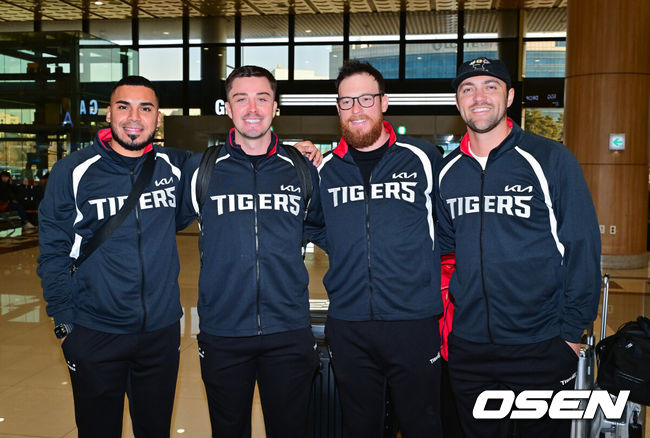 [OSEN=김포공항, 박준형 기자] 2026시즌 스프링캠프 나서는 KIA 코칭스태프와 외국인 선수들이 22일 김포국제공항을 통해 일본 아마미오시마로 출국했다. 지난해 미국 캘리포니아 어바인에서 훈련했던&nbsp;KIA는 일본 가고시마현의 외딴섬인 아마미오시마로 1차 훈련지로 정했다. 심재학 KIA 단장은 “미국에서 훈련해서 원하던 결과를 얻지 못했다”면서 “시차 등을 고려해도 일본이 낫다고 평가했다. 현지 실사를 했을 때 훈련에만 집중하기 딱 좋은 환경이었다”고 밝혔다.&nbsp;KIA 외국인 선수 카스트로와 올러, 데일, 네일이 포즈를 취하고 있다.  2026.01.22 / soul1014@osen.co.kr