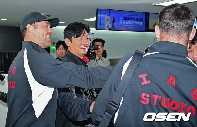 [OSEN=김포공항, 박준형 기자] 2026시즌 스프링캠프 나서는 KIA 코칭스태프와 외국인 선수들이 22일 김포국제공항을 통해 일본 아마미오시마로 출국했다. 지난해 미국 캘리포니아 어바인에서 훈련했던&nbsp;KIA는 일본 가고시마현의 외딴섬인 아마미오시마로 1차 훈련지로 정했다. 심재학 KIA 단장은 “미국에서 훈련해서 원하던 결과를 얻지 못했다”면서 “시차 등을 고려해도 일본이 낫다고 평가했다. 현지 실사를 했을 때 훈련에만 집중하기 딱 좋은 환경이었다”고 밝혔다.&nbsp;KIA 손승락 코치가 데일과 인사를 나누고 있다.  2026.01.22 / soul1014@osen.co.kr