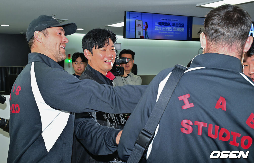 2026시즌 스프링캠프 나서는 KIA 코칭스태프와 외국인 선수들이 22일 김포국제공항을 통해 일본 아마미오시마로 출국했다. 지난해 미국 캘리포니아 어바인에서 훈련했던 KIA는 일본 가고시마현의 외딴섬인 아마미오시마로 1차 훈련지로 정했다. 심재학 KIA 단장은 “미국에서 훈련해서 원하던 결과를 얻지 못했다”면서 “시차 등을 고려해도 일본이 낫다고 평가했다. 현지 실사를 했을 때 훈련에만 집중하기 딱 좋은 환경이었다”고 밝혔다. KIA 손승락 코치가 데일과 인사를 나누고 있다.  2026.01.22 / soul1014@osen.co.kr