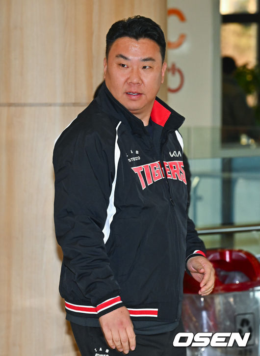 [OSEN=김포공항, 박준형 기자] 2026시즌 스프링캠프 나서는 KIA 코칭스태프와 외국인 선수들이 22일 김포국제공항을 통해 일본 아마미오시마로 출국했다. 지난해 미국 캘리포니아 어바인에서 훈련했던&nbsp;KIA는 일본 가고시마현의 외딴섬인 아마미오시마로 1차 훈련지로 정했다. 심재학 KIA 단장은 “미국에서 훈련해서 원하던 결과를 얻지 못했다”면서 “시차 등을 고려해도 일본이 낫다고 평가했다. 현지 실사를 했을 때 훈련에만 집중하기 딱 좋은 환경이었다”고 밝혔다.&nbsp;KIA 이범호 감독이 공항으로 들어서고 있다.    2026.01.22 / soul1014@osen.co.kr