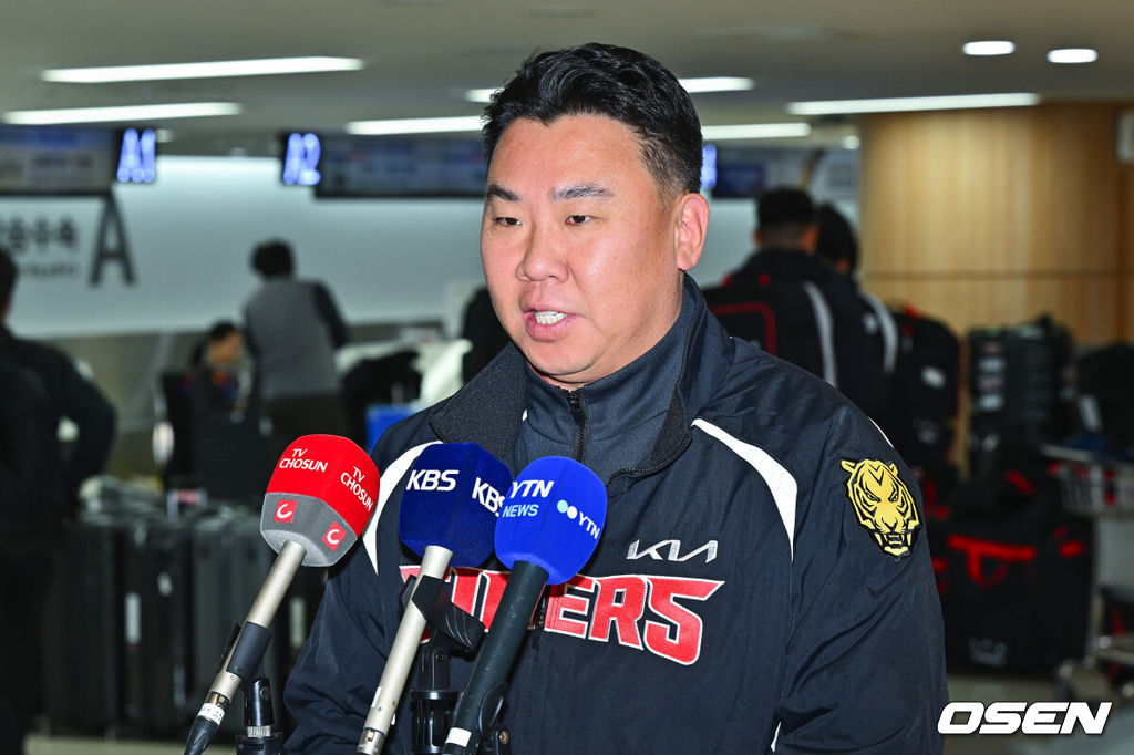 2026시즌 스프링캠프 나서는 KIA 코칭스태프와 외국인 선수들이 22일 김포국제공항을 통해 일본 아마미오시마로 출국했다. 지난해 미국 캘리포니아 어바인에서 훈련했던 KIA는 일본 가고시마현의 외딴섬인 아마미오시마로 1차 훈련지로 정했다. 심재학 KIA 단장은 “미국에서 훈련해서 원하던 결과를 얻지 못했다”면서 “시차 등을 고려해도 일본이 낫다고 평가했다. 현지 실사를 했을 때 훈련에만 집중하기 딱 좋은 환경이었다”고 밝혔다. KIA 이범호 감독이 인터뷰를 하고 있다. 2026.01.22 / soul1014@osen.co.kr