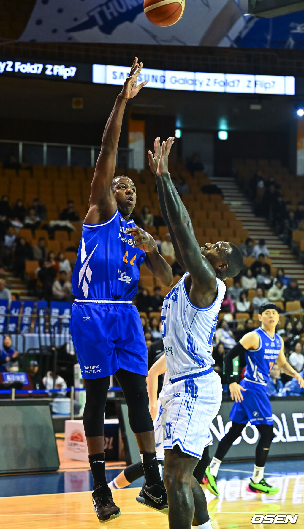 22일 서울 잠실실내체육관에서 2025-26 LG전자 프로농구 서울 삼성과 대구 한국가스공사의 경기가 진행됐다.서울 삼성은 10승 21패로 10위, 대구 한국가스공사는 11승 21패로 공동 8위에 올랐다. 두 팀의 승차는 단 반 게임 차. 이날의 승패로 순위가 역전될 수 있다.1쿼터 삼성 니콜슨이 훅슛을 성공시키고 있다. 2026.01.22 / soul1014@osen.co.kr
