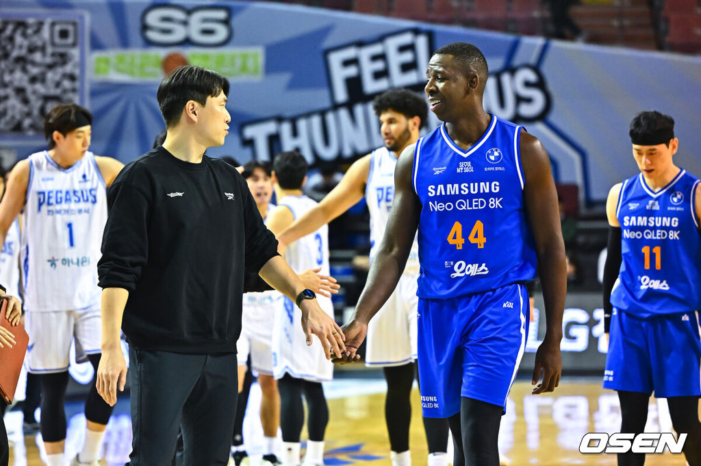 22일 서울 잠실실내체육관에서 2025-26 LG전자 프로농구 서울 삼성과 대구 한국가스공사의 경기가 진행됐다.서울 삼성은 10승 21패로 10위, 대구 한국가스공사는 11승 21패로 공동 8위에 올랐다. 두 팀의 승차는 단 반 게임 차. 이날의 승패로 순위가 역전될 수 있다.2쿼터 종료 후 삼성 김효범 감독이 니콜슨과 하이파이브를 하고 있다. 2026.01.22 / soul1014@osen.co.kr