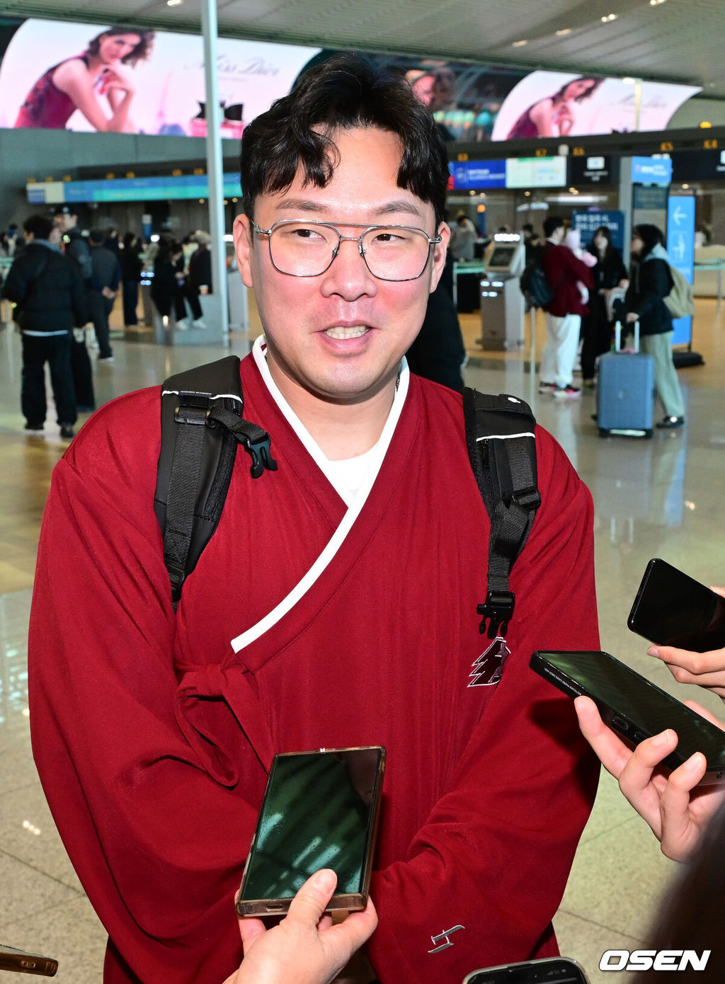 프로야구 키움 히어로즈가 2026 시즌을 준비하기 위해 22일 오전 대만 가오슝으로 출국했다.키움은 22일부터 3월 7일까지 총 45일간 대만 가오슝에서 2026시즌을 위한 스프링캠프에 돌입한다. 이번 캠프에는 설종진 감독을 포함한 코칭스태프 12명과 선수 48명 등 총 60명이 참가한다.키움 안치홍이 취재진과 질의응답 시간을 갖고 있다. 2026.01.22 / dreamer@osen.co.kr