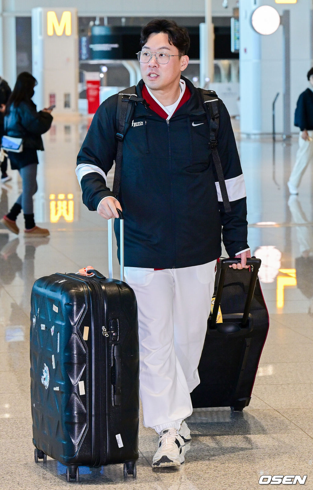 프로야구 키움 히어로즈가 2026 시즌을 준비하기 위해 22일 오전 대만 가오슝으로 출국했다.키움은 22일부터 3월 7일까지 총 45일간 대만 가오슝에서 2026시즌을 위한 스프링캠프에 돌입한다. 이번 캠프에는 설종진 감독을 포함한 코칭스태프 12명과 선수 48명 등 총 60명이 참가한다.키움 안치홍을 비롯한 선수들이 출국장에 들어서고 있다. 2026.01.22 / dreamer@osen.co.kr