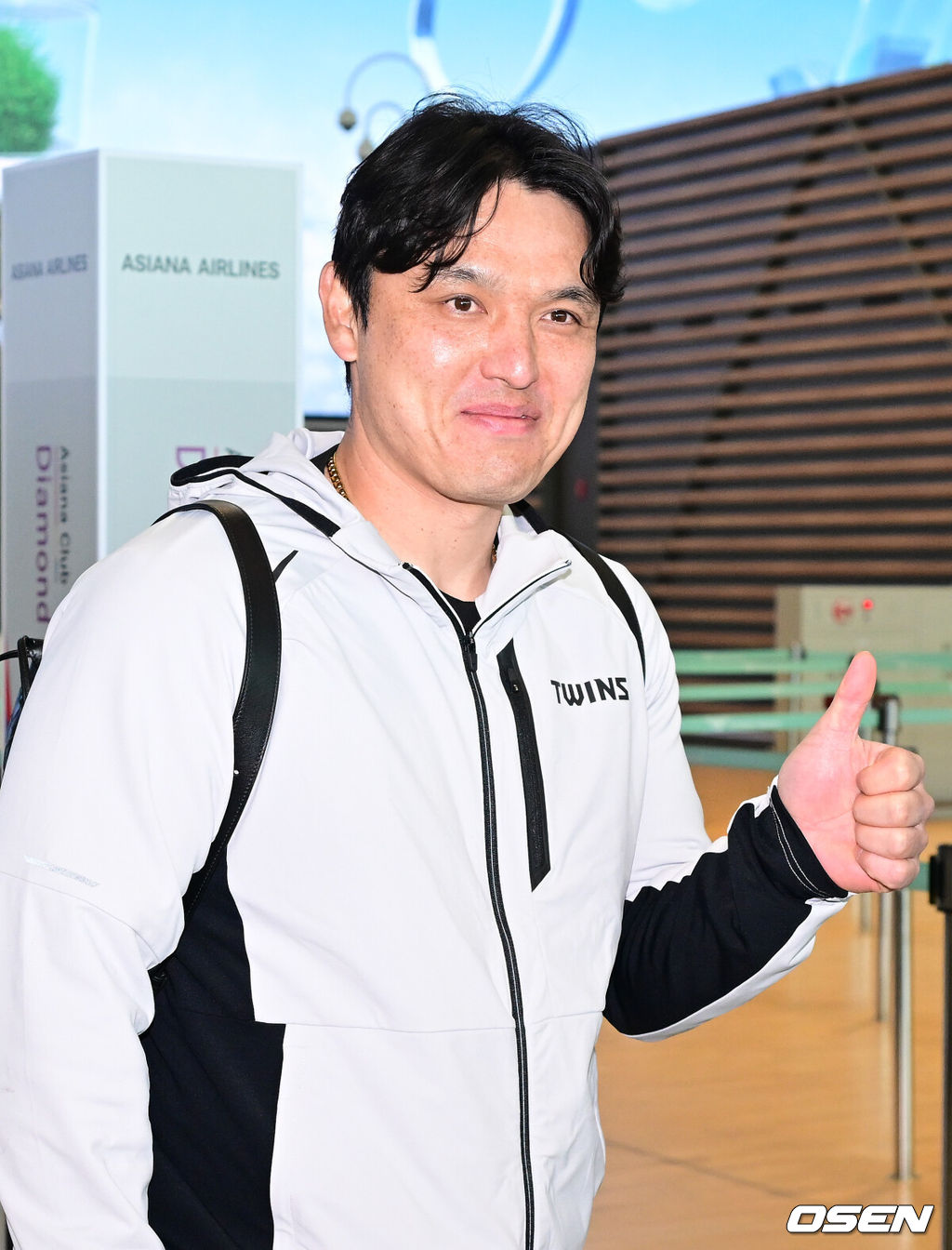 프로야구 LG 트윈스가 22일 오후 2026 시즌을 준비하기 위해 22일 오후 인천공항을 통해 미국으로 출국했다.LG는 오는 25일부터 2월 22일까지 미국 애리조나에 스프링캠프를 꾸리고 염경엽 감독과 코칭스태프 18명, 주장 박해민을 비롯한 선수 40명이 담금질에 나선다.LG 박동원이 출국을 앞두고 인사를 전하고 있다. 2026.01.22 / dreamer@osen.co.kr