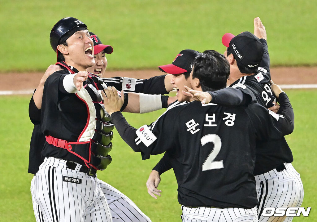 이변은 없었다. 2025시즌 우승팀은 무적 LG 트윈스다. 프로야구 LG 트윈스는 31일 대전 한화생명볼파크에서 열린 2025 신한 SOL뱅크 KBO 한국시리즈(7전 4선승제) 한화 이글스와의 5차전에서 4-1로 승리했다.통합우승 후 LG 박동원과 유영찬, 오지환, 문보경, 구본혁이 환호하고 있다. 2025.10.31 / soul1014@osen.co.kr