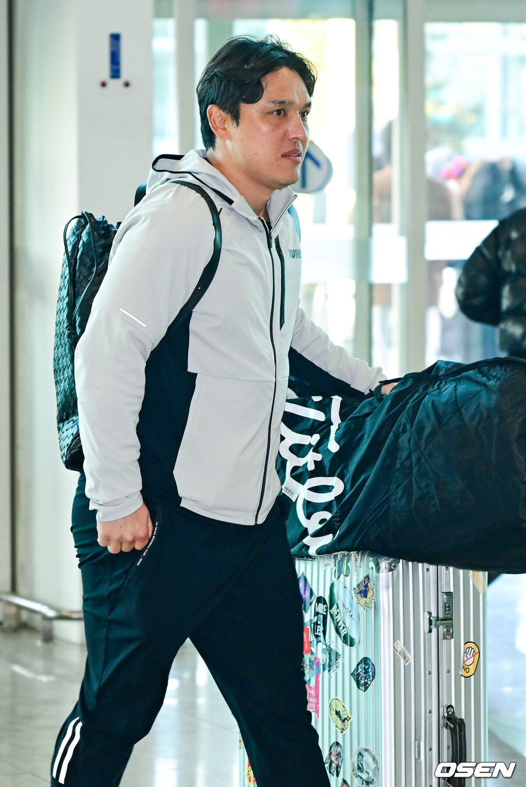 프로야구 LG 트윈스가 22일 오후 2026 시즌을 준비하기 위해 22일 오후 인천공항을 통해 미국으로 출국했다.LG는 오는 25일부터 2월 22일까지 미국 애리조나에 스프링캠프를 꾸리고 염경엽 감독과 코칭스태프 18명, 주장 박해민을 비롯한 선수 40명이 담금질에 나선다.LG 박동원이 출국장에 들어서고 있다. 2026.01.22 / dreamer@osen.co.kr