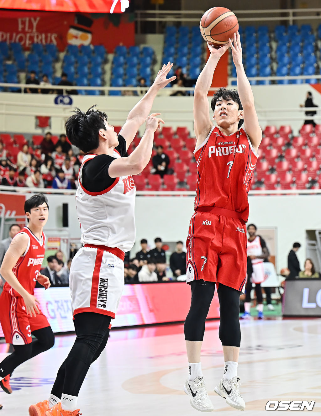 22일 울산 동천체육관에서 2025-2026 LG전자 프로농구 울산 현대모비스와 서울 SK의 경기가 열렸다.  치골염으로 3경기 연속 결장했던 해먼즈가 훈련에 복귀한 가운데, 돌파력과 수비, 리바운드 가담 능력을 갖춘 신장 190cm의 새 아시아쿼터 존킴웰 피게로아가 데뷔전을 치르는 현대모비스가 SK를 상대로 어떤 경기력을 보여줄지 관심이 쏠린다.울산 현대모비스 서명진이 서울 SK 김낙현의 마크를 피해 슛을 시도하고 있다. 2026.01.22 / foto0307@osen.co.kr